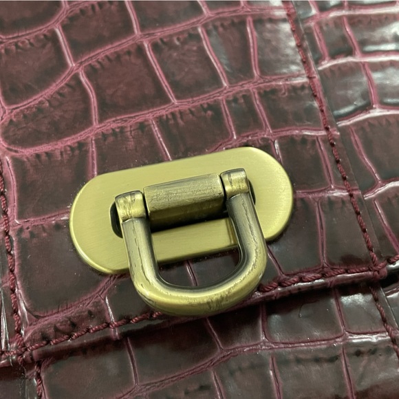 Love this alligator inspired deep rich burgundy bag -Nine West w/shoulder chain! - Picture 2 of 9